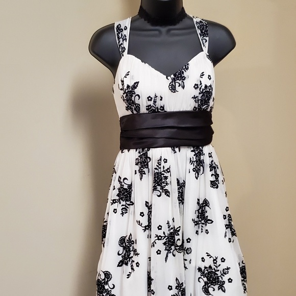 💖NWOT💖 Trixie B&W Junior Dress - Picture 7 of 8